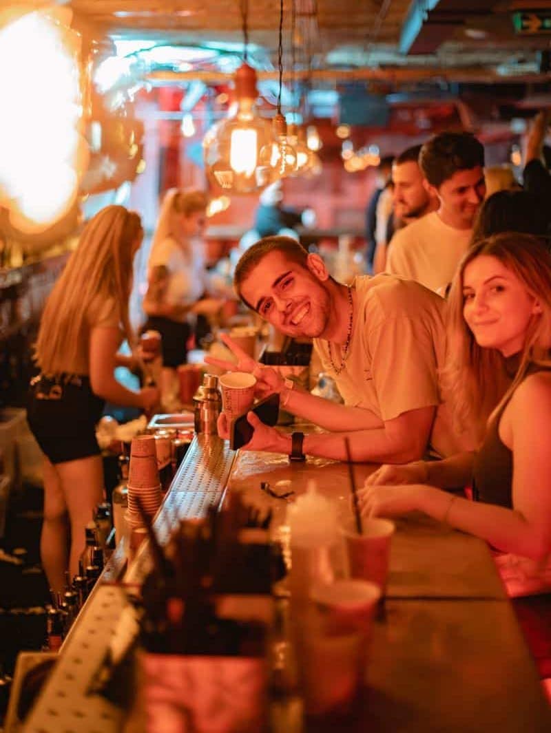 mai multi tineri petrec și asteapta comanda de la bar in clubul interbelic cocktail bar din Bucuresti