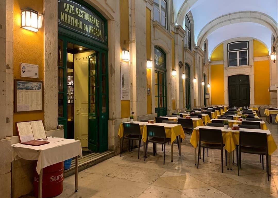 mese in fata restaurantului Martinho da Arcada (Lisabona)