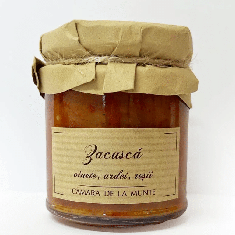 un borcan cu zacusca de la producători locali cu hartie pusa e capac