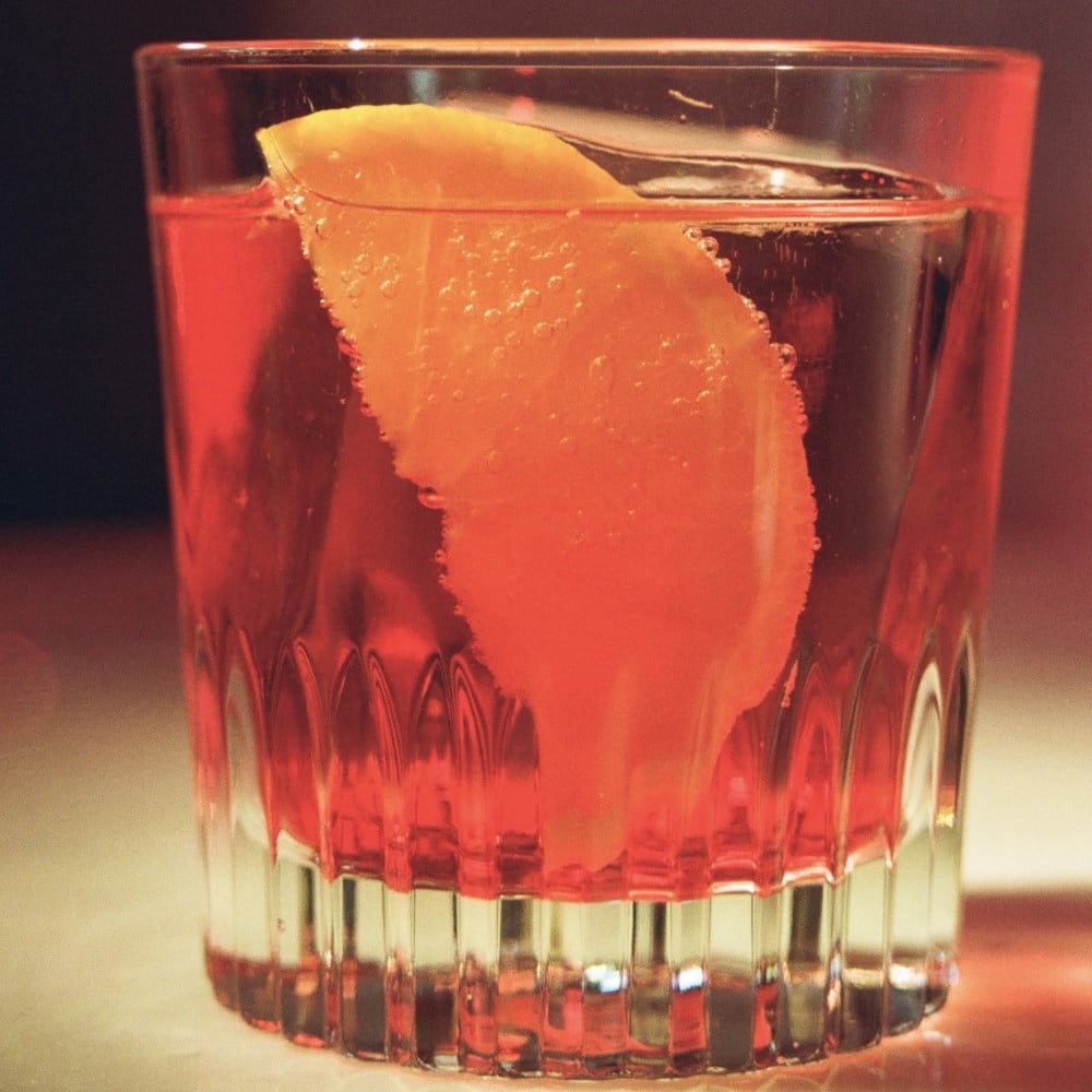 close up cu un pahar d enegroni