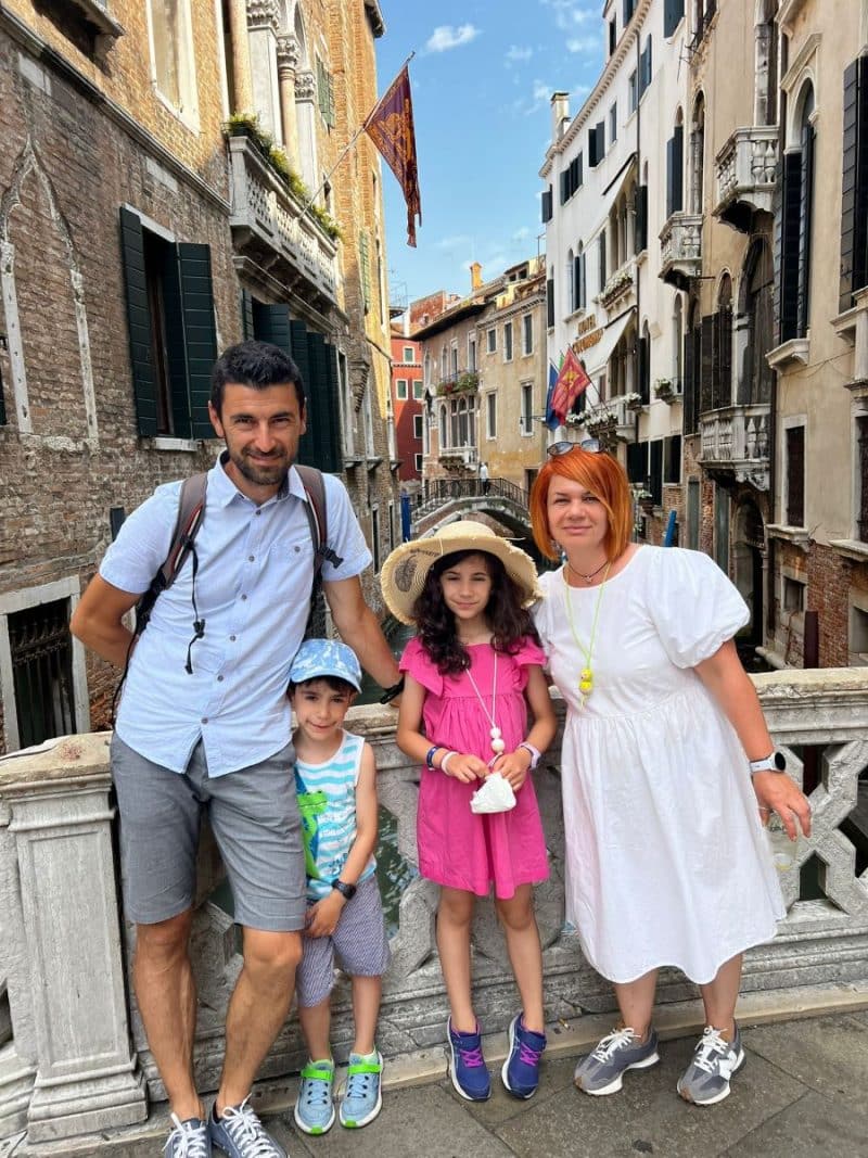 Irina și Theo Manolache, în vacață cu rulota. O familie cu doi copii pozează pe unul dintre podurile din Veneția, întruna dintre vacanâele cu rulota