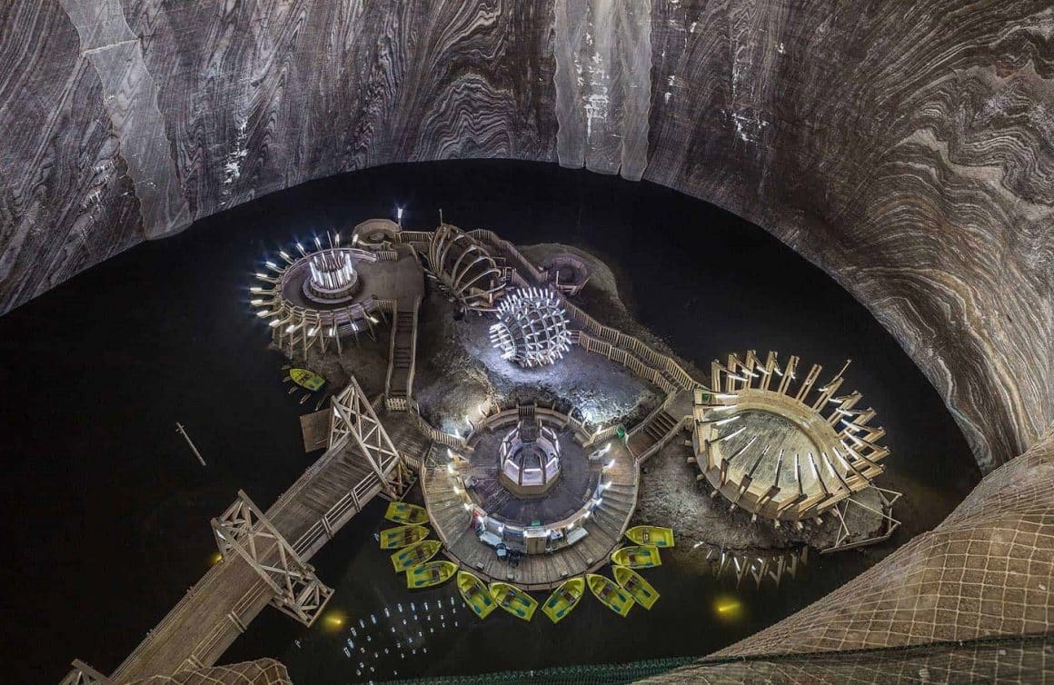 Salina Turda, cu un lac subteran, lumini și un podeț de lemn sub peretii de sare, plus spatii cu o arhitectura moderna. Una din salinele din România
