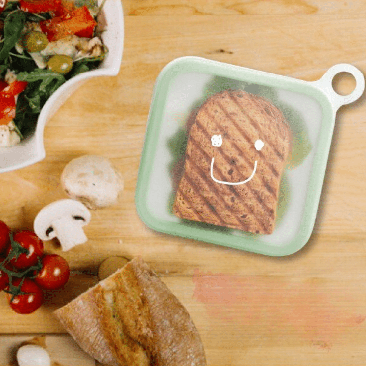 sandviș pus intr-o caserola de sandvis din silicon. Cutii de prânz 