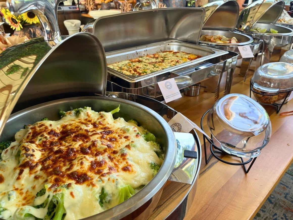 preparate calde de la brunch-ul de la Hiro Bay