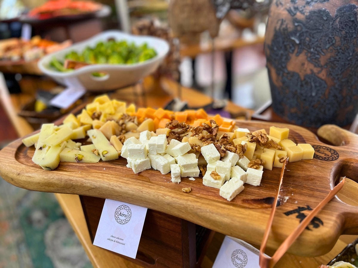 platou de branzeturi - brunch la Hiro Bay