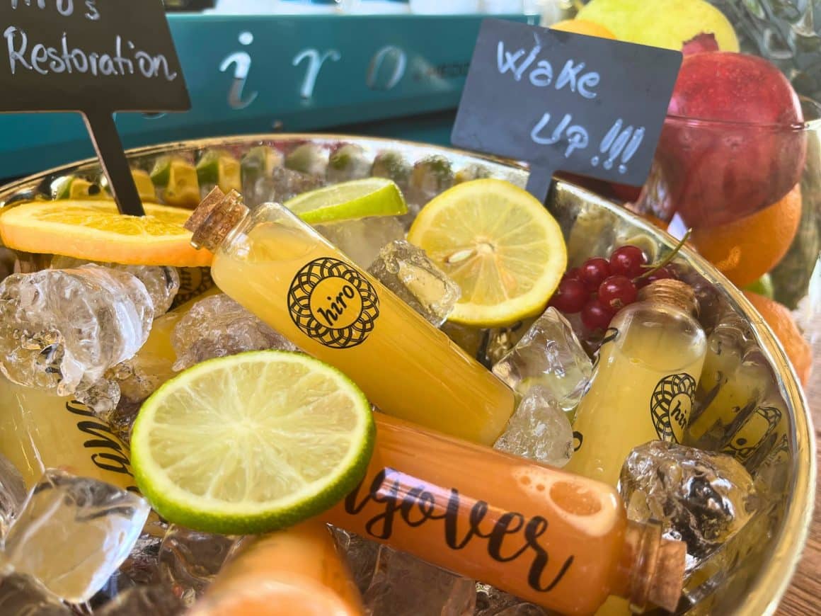 mix de bauturi din fructe in bol cu cucburi de gheata