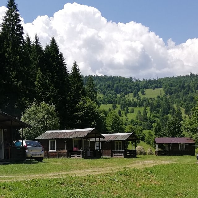 un camping dedicat pentru vacantele cu rulota, cu foișoare de lemn, este asezat la poalele unui peisaj montan, la camping leon, durău