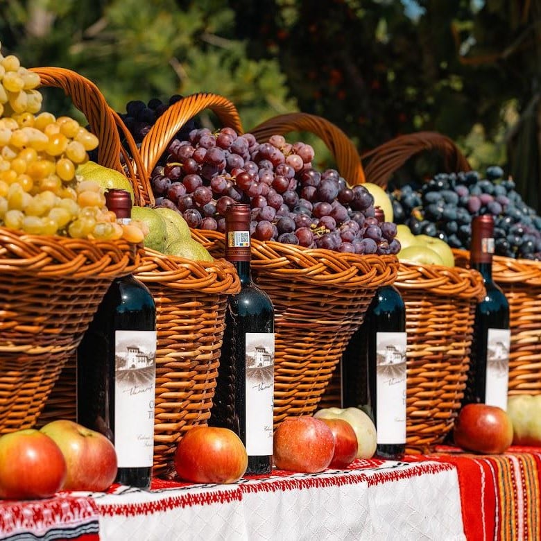 mai multe cosuri cu struguri de diferite culori