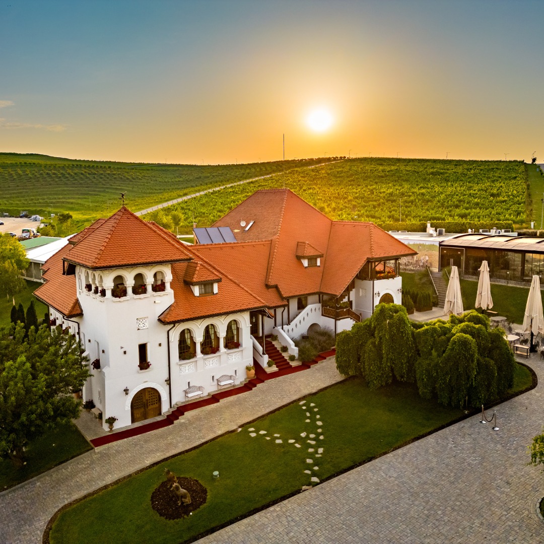 Casa Timis fotografiata, seara, la apus, unul din locul unde se organizează târguri gastronomice de toamnă