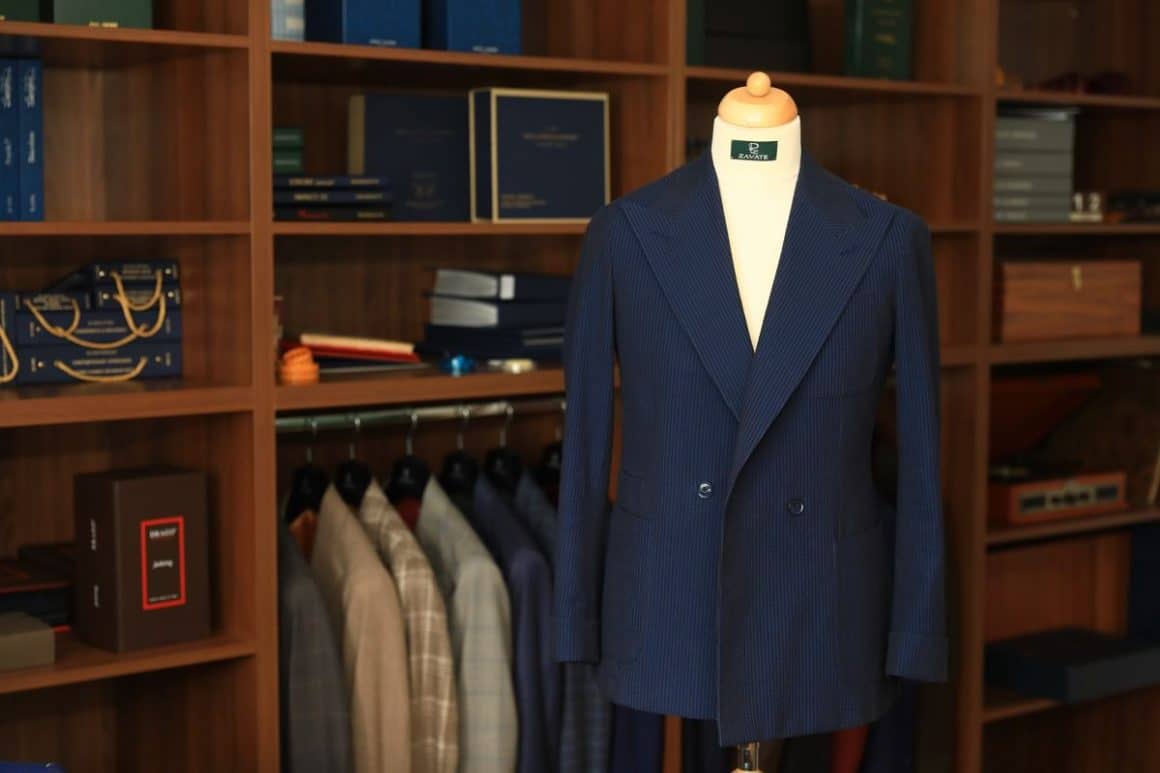 un sacou bărbătesc este asezat pe un manechin într-un atelier de croitorie pentru bărbați