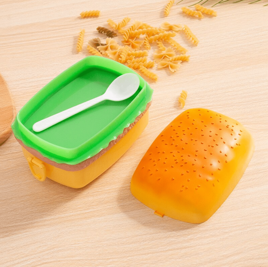 caserola în forma de burger, cu furculita