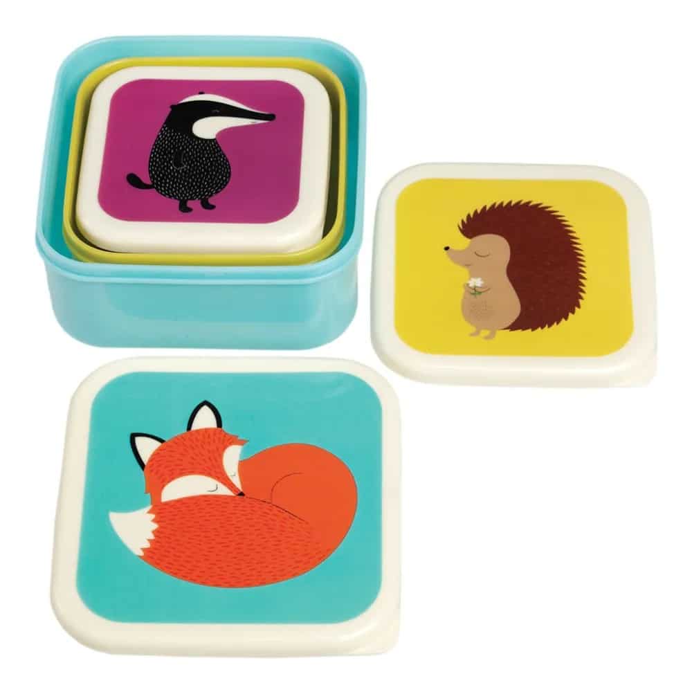 3 caserole de mancare patrate, de dimensiuni diferite, cu capac desenat cu vulpe, arici si bursuc. Cutii de prânz 