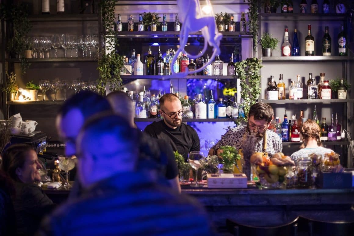 2 barmani prepara bauturi in spatele barului de la Ginoteca - cocktail baruri din București