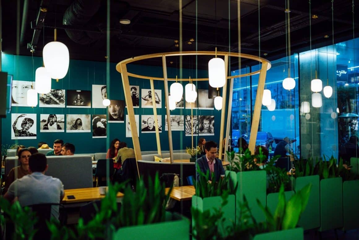 privire de ansamblu din gram bistro, o cafenea cu pereti negri si mobilier de lemn, una din cafenele moderne unde poți lucra relaxat