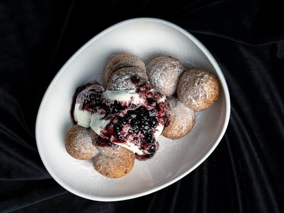 desert de la Hanu lui Manuc, fotografiata de sus, pe fundal negru