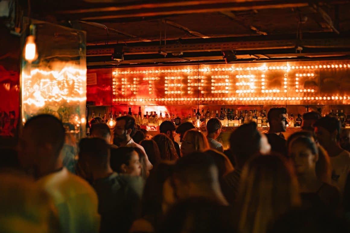 mai multi tineri petrec in clubul Interbelic - cocktail baruri din Bucuresti