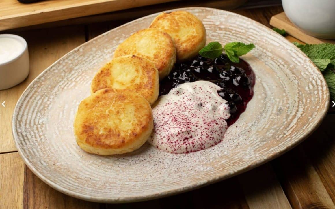 farfurie cu papanasi moldovenesti cu urda si dulceata