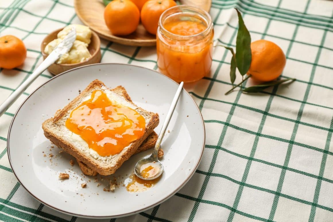 Variante de sandivșuri: paine cu unt si gem de portocale