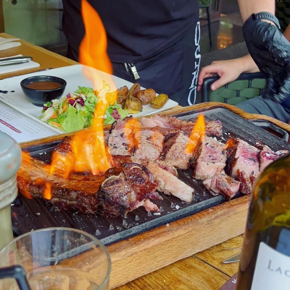 Bucatar prepara steak pe grătar la Osho, unul din top stekhouse București