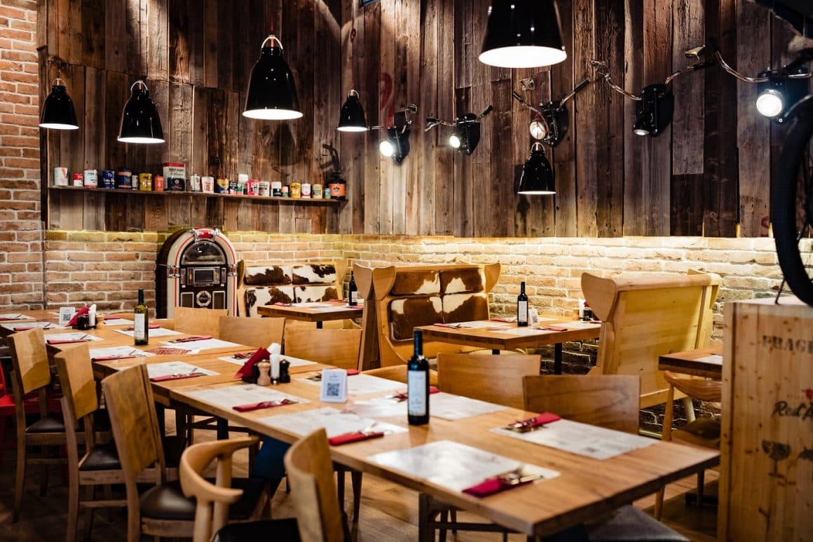 interiorul restaurantului Red Angus Steakhouse București, decorat in stil rustic, western