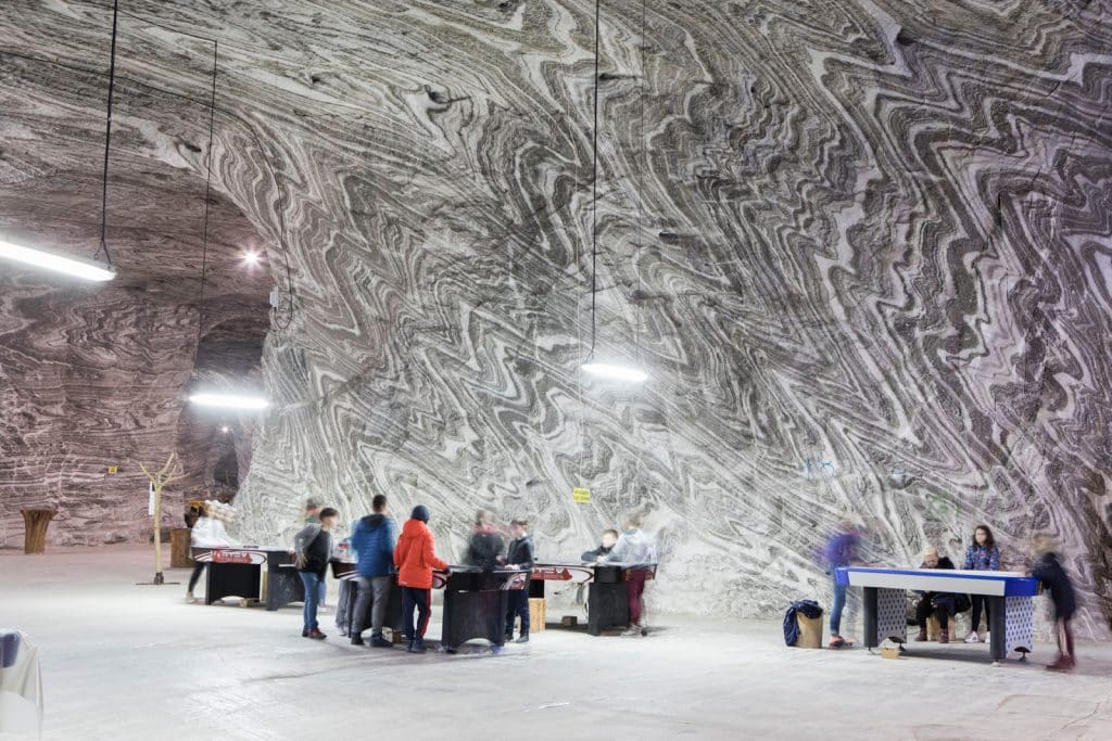 Copii se joaca la mese de fuzzball in Salina Ocnele Mari, una din salinele din România