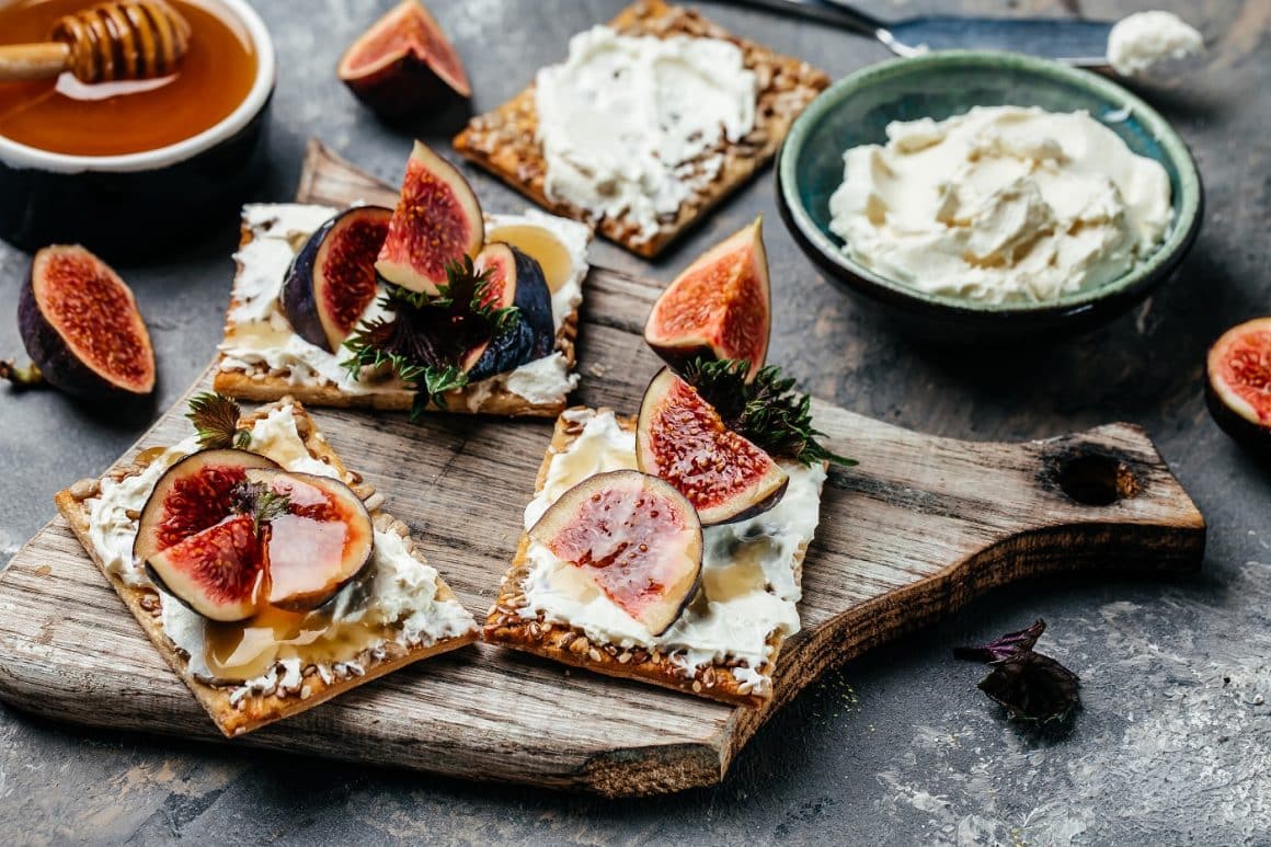 Sandviș cu cremă de brânză și smochine. Keto, dieta keto.