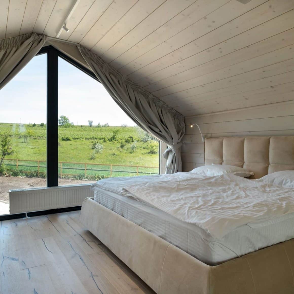 interiorul camerei unde te poti caza la LacertA Retreat