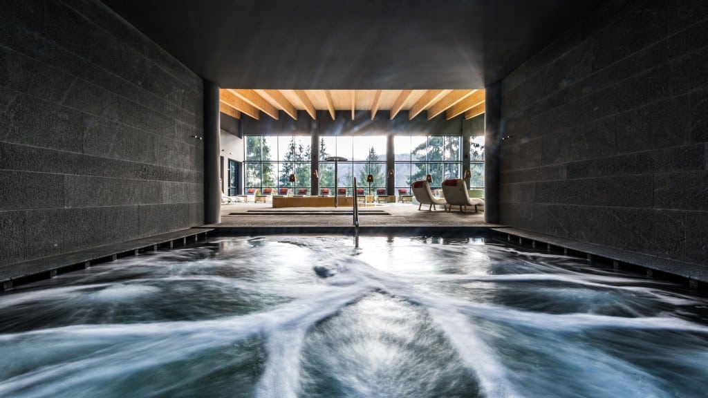 interiorul unui spa din românia, cu plăci de marmură neagră și detalii din lemn