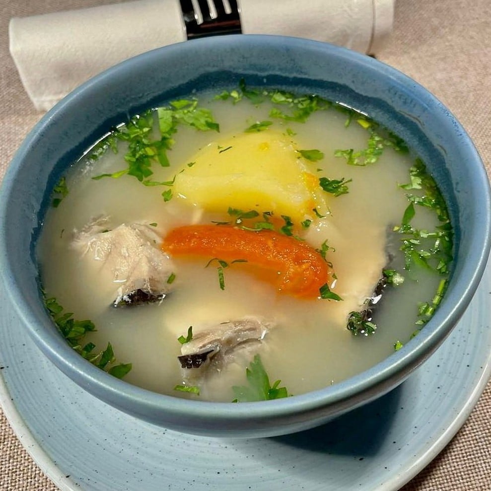 farfurie cu borș de pește de la restaurant Ancora București