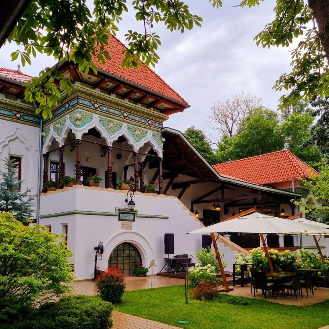 intrarea in restaurant și curtea restaurantului casa doina, unul din locurile unde se mananca bors in bucuresti