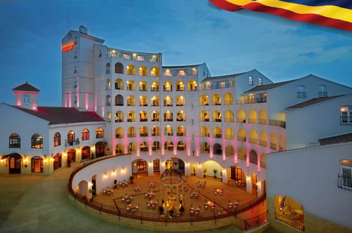 clădire circulară cu mai multe nivele și terase deasupra