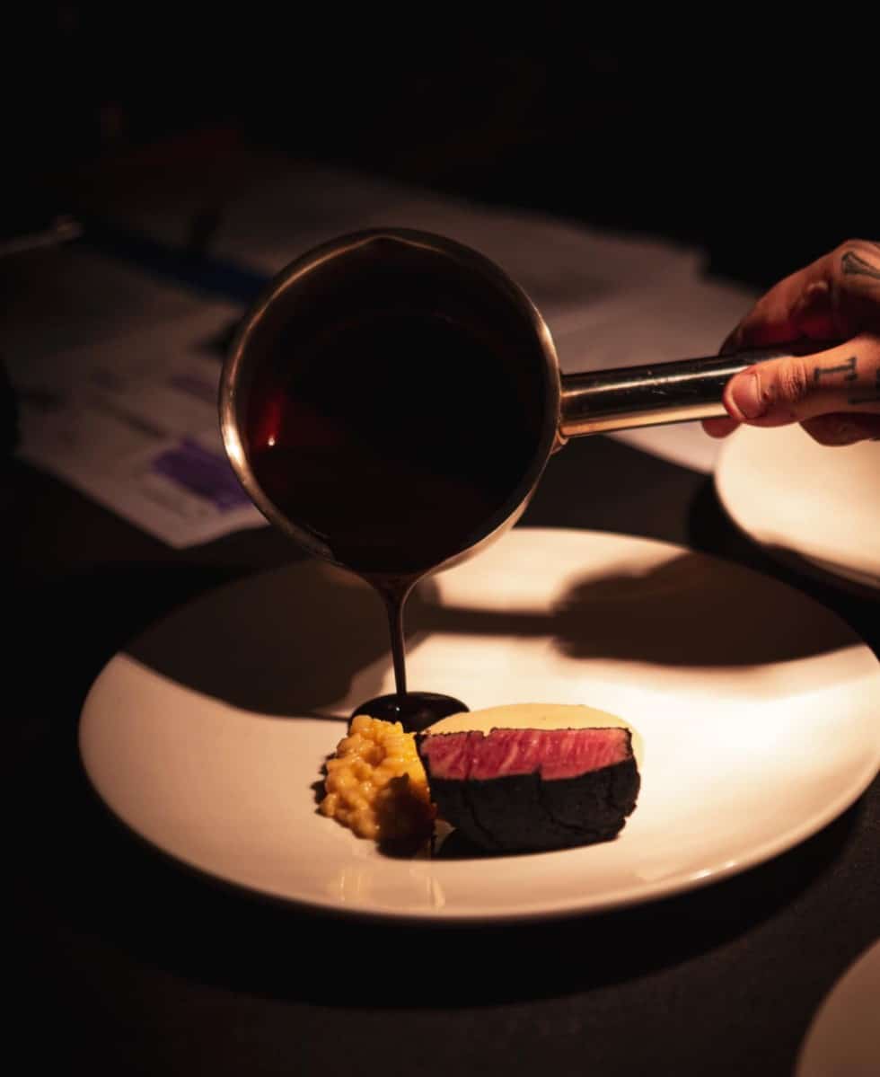 preparat de fine dining de la Kaiamo, unul din restaurantele cu noua bucătărie românească fină
