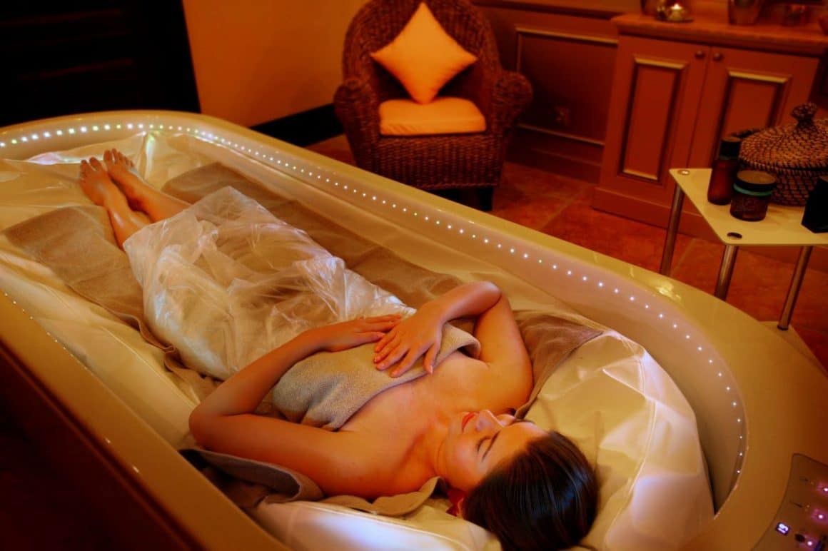 o femeie sta in cada împachetată în mai multe propsoape, intr-un spa din romania