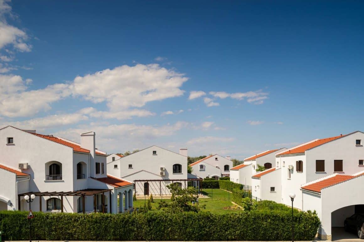 un complex de vile in apropierea marii, cu curti individuale