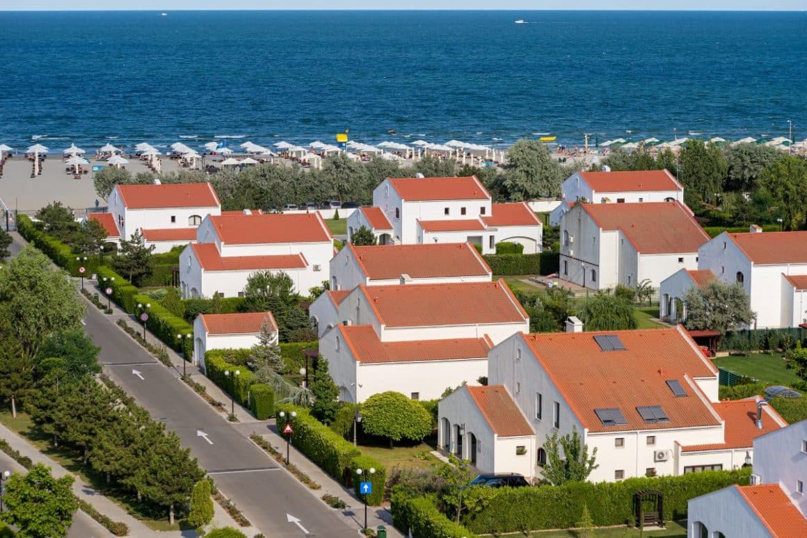 un complex de vile in apropierea marii, cu curti individuale
