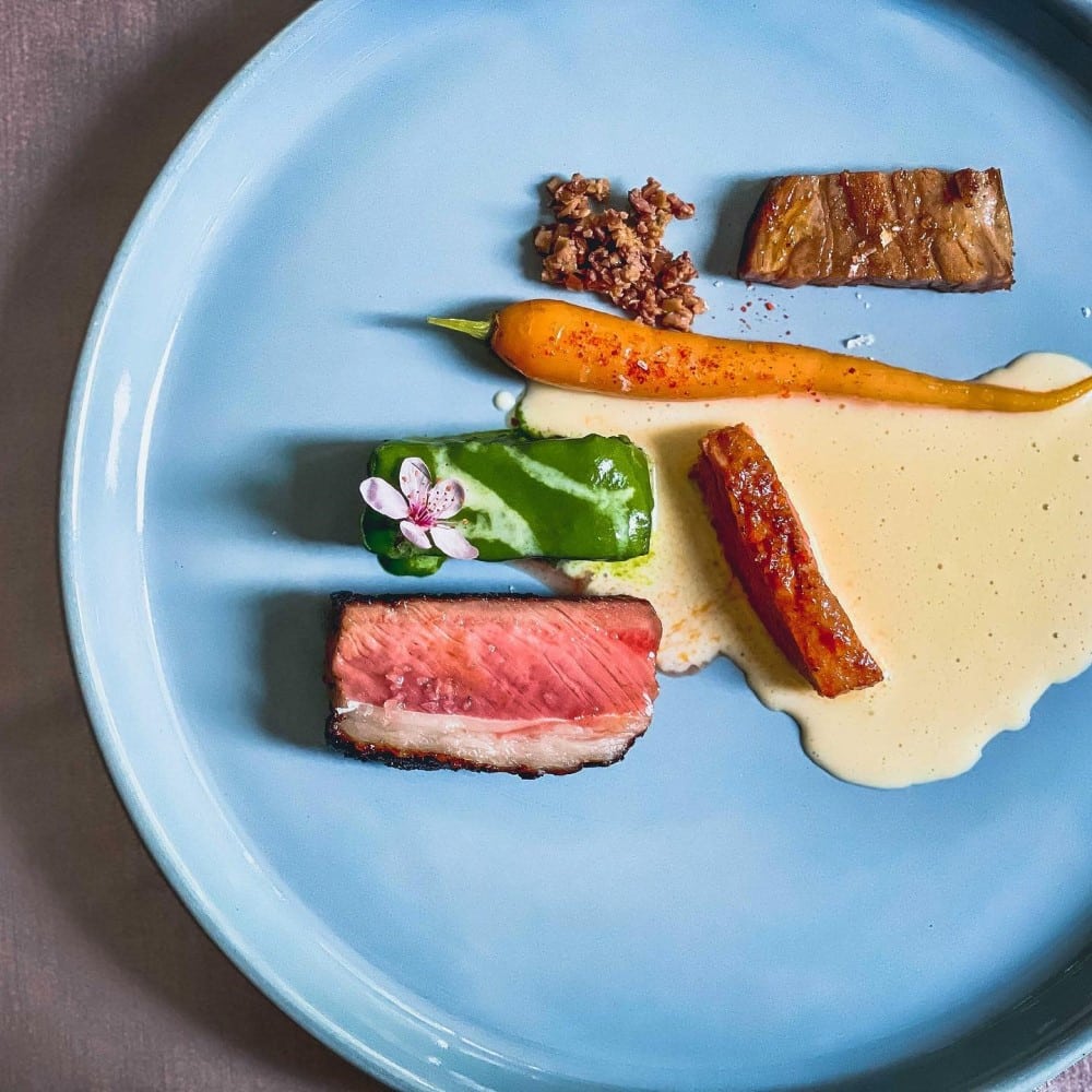 preparat de fine dining de la restaurant L’Atelier, unul din restaurante emblematice pentru noua bucătărie românească fină