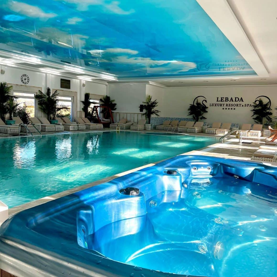 piscina exterioară și jacuzzi-ul unui spa din românia