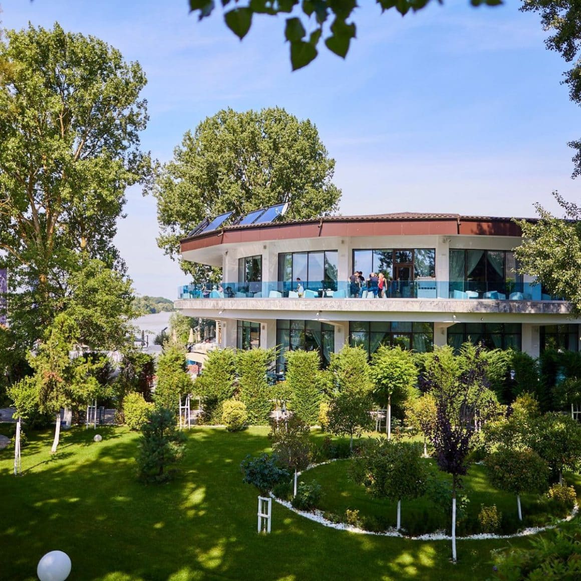 grădina bogată a unui spa din românia din delta dunării