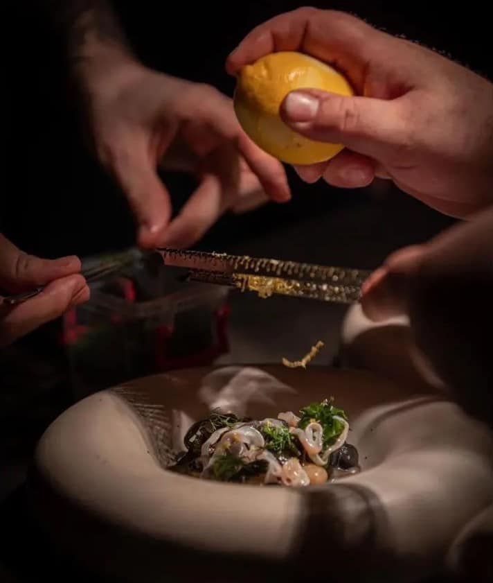 preparat de fine dining de la Kaiamo, unul din restaurantele cu noua bucătărie românească fină