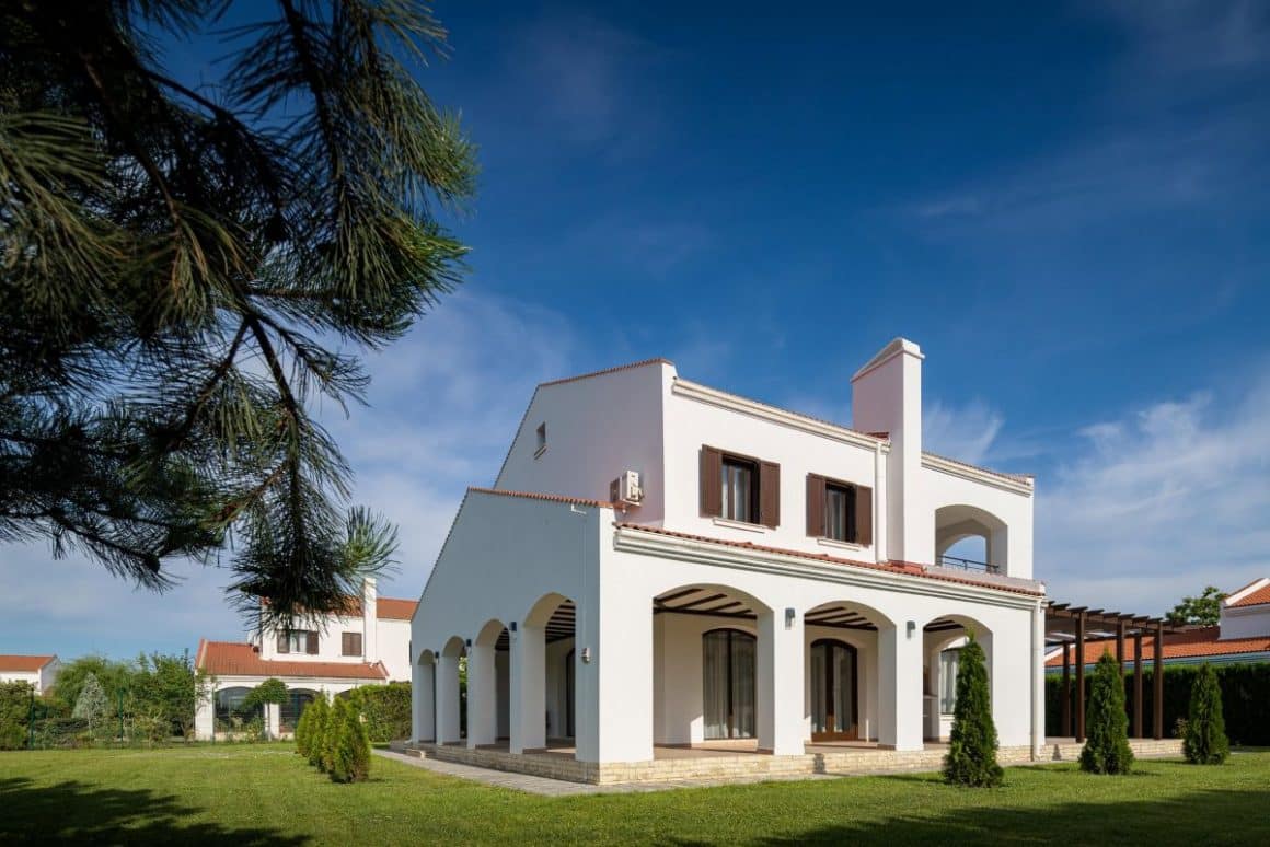 o vilă de vacanta cu coloane și etaj, cu o peluza ingrijita si mai mulți tuya la Marina Regia Residence