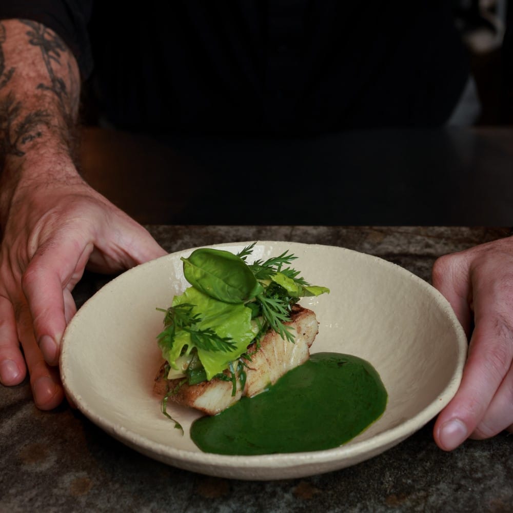 preparat de fine dining de la restaurant La Hambar, etalon pentru noua bucătărie românească fină