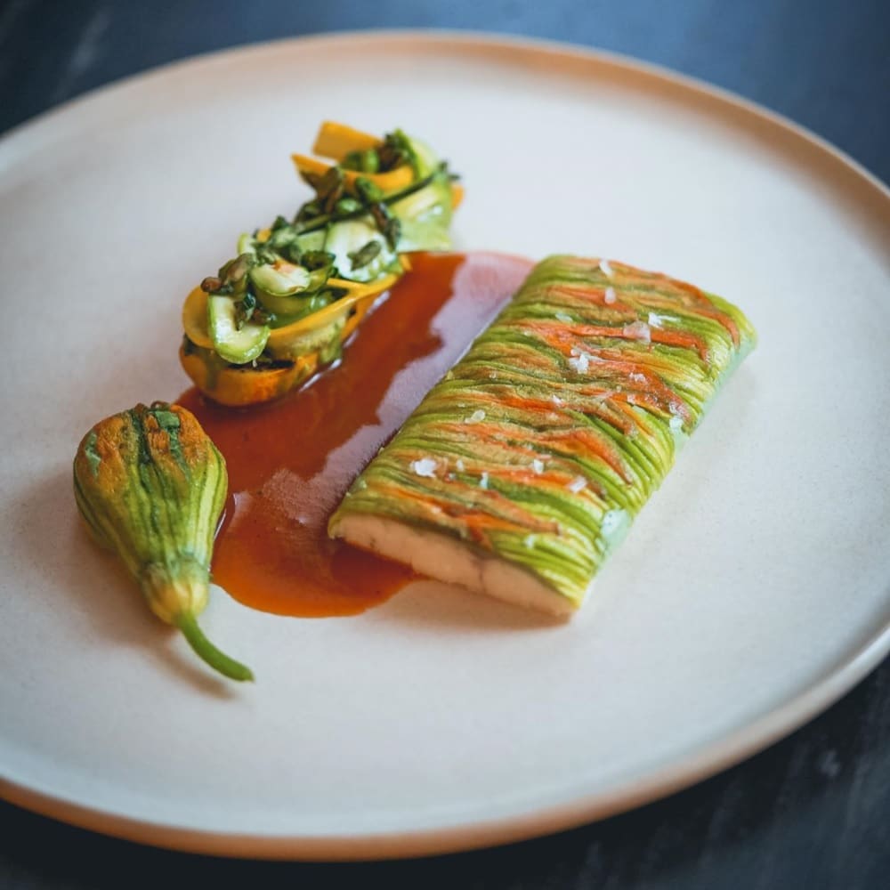 preparat de fine dining de la restaurant L’Atelier, unul din restaurante emblematice pentru noua bucătărie românească fină