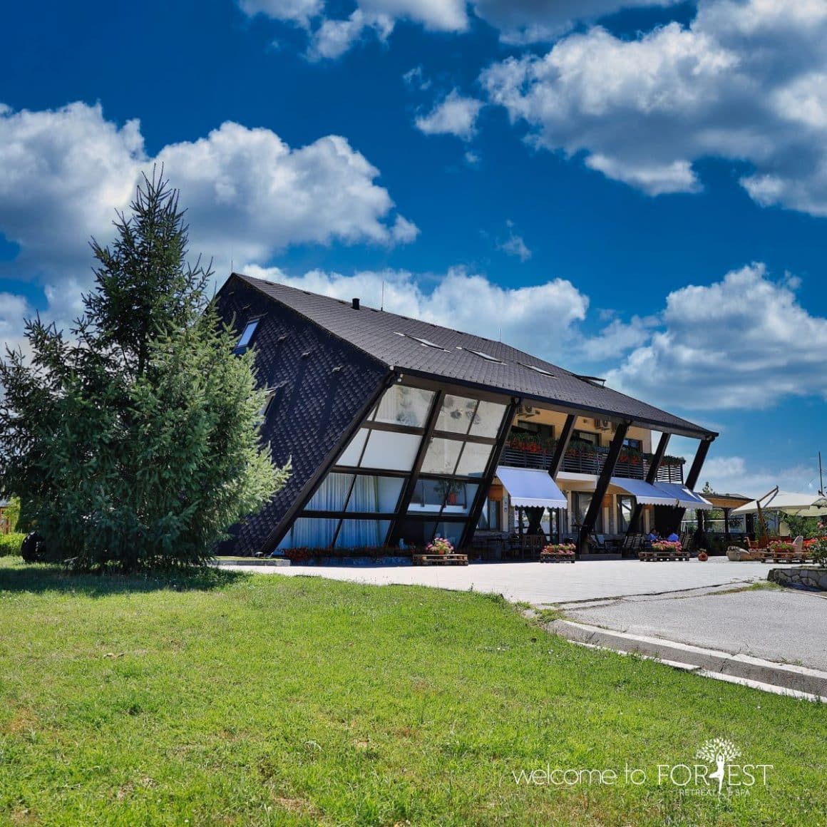 intrarea în clădirea modernă de la Forest Retreat