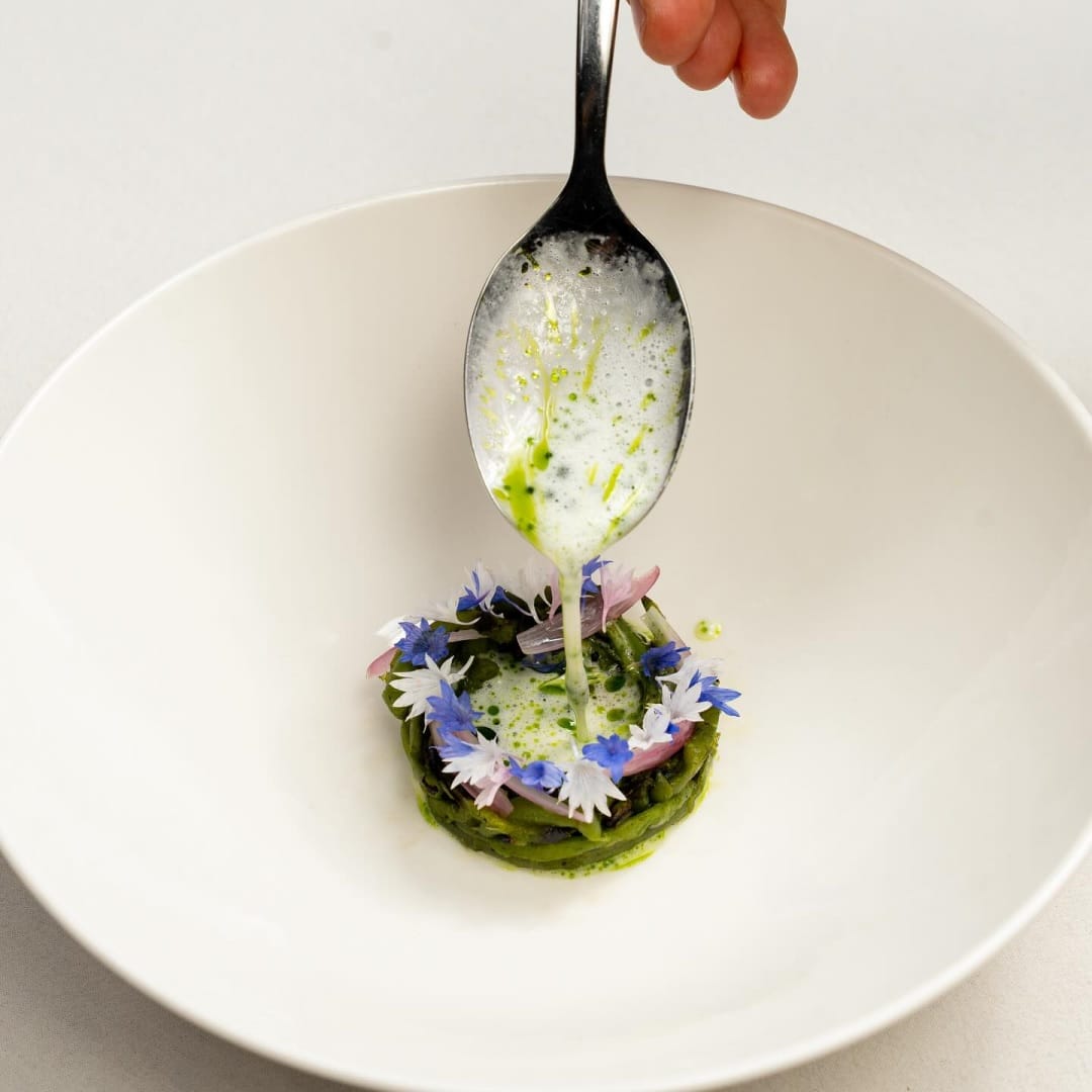 fasole verde, cu sos de brânză Horezu, ulei de pătrunjel și ceapă murată