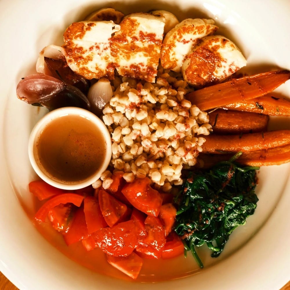 salată cu halloumi cu legume coapte și grâu fiert - boutăți din meniurile de toamnă Energiea