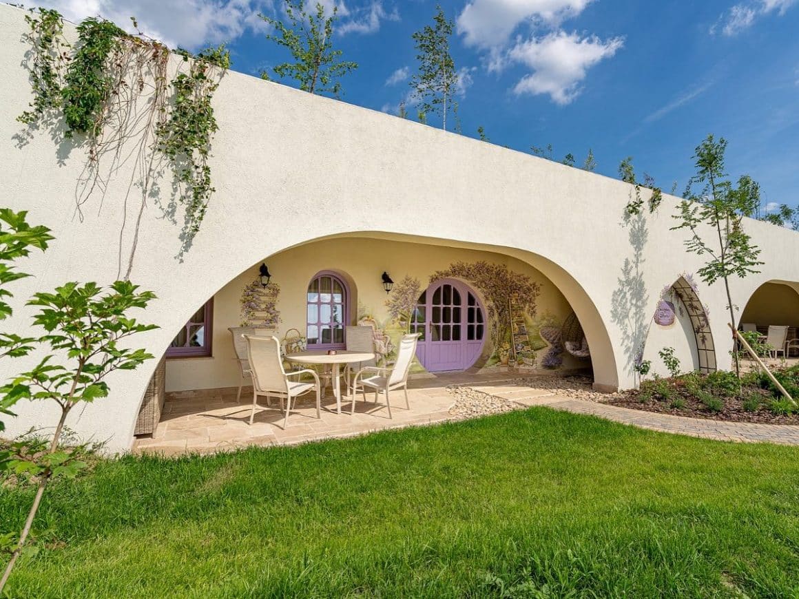 bungalow ca o casa de hobbit la Casa Timis