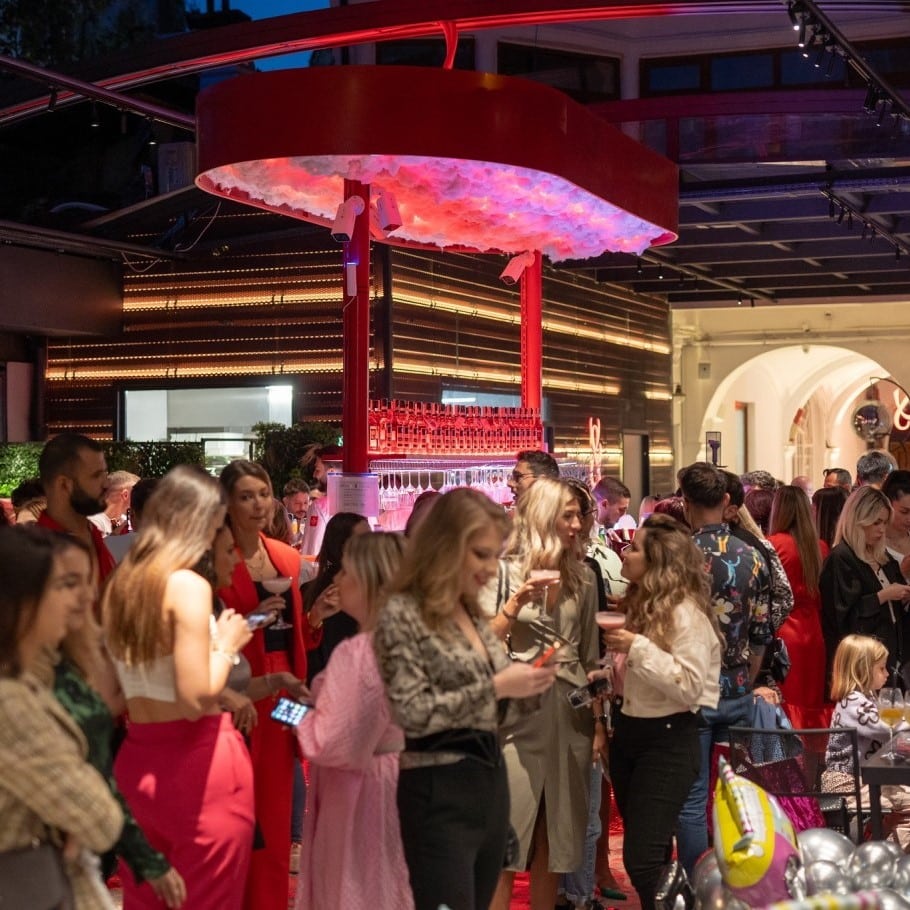 oameni se distrează la evenimente de Halloween la IAD București