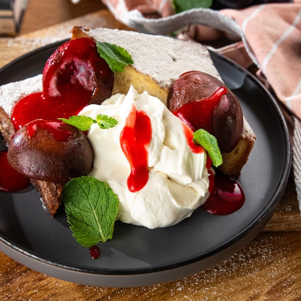 french toast cu un coulis de prune și scorțișoară