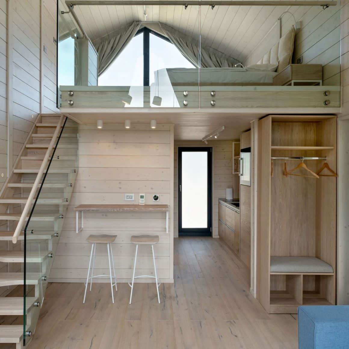 interiorul camerei unde te poti caza la LacertA Retreat