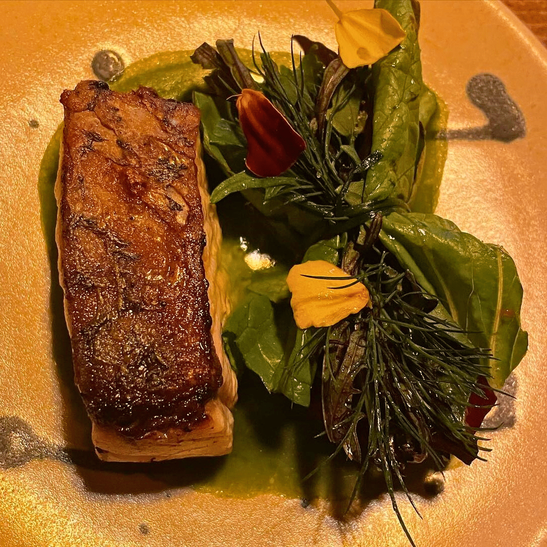 Peștele fanariot – Corvină maturată 7 zile, cu frunză de smochine, măcriș și papușă de salate